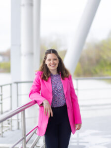 Émilie Poirier, Professionnelle en marketing numérique. Autrice. Enseignante.